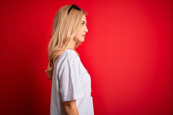 Jonge Mooie Blonde Badmeester Vrouw Dragen Shirt Met Rood Kruis — Stockfoto