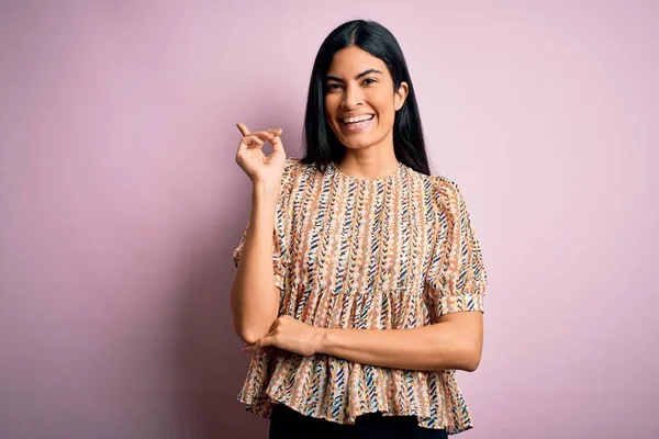 Ung Vacker Hispanic Mode Kvinna Bär Elegant Stil Över Rosa — Stockfoto