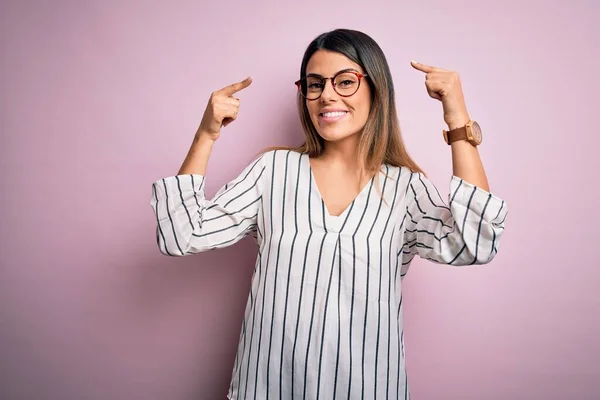 Junge Schöne Frau Trägt Lässig Gestreiftes Shirt Und Brille Über — Stockfoto