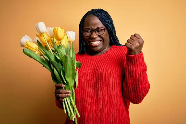 Jeune Femme Afro Américaine Taille Avec Des Tresses Tenant Bouquet — Photo