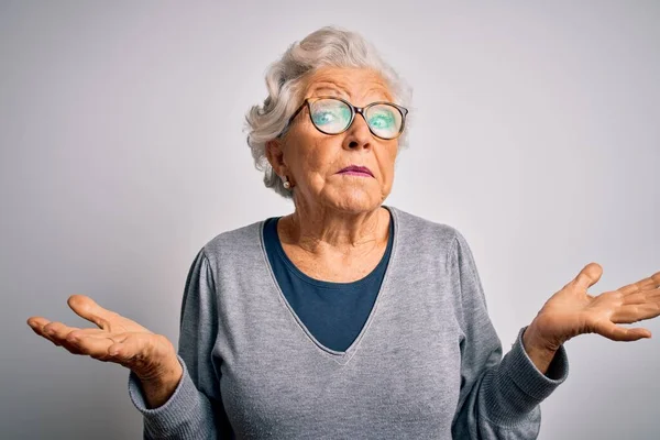 Starší Krásná Šedovlasá Žena Neformálním Svetru Brýlích Přes Bílé Pozadí — Stock fotografie