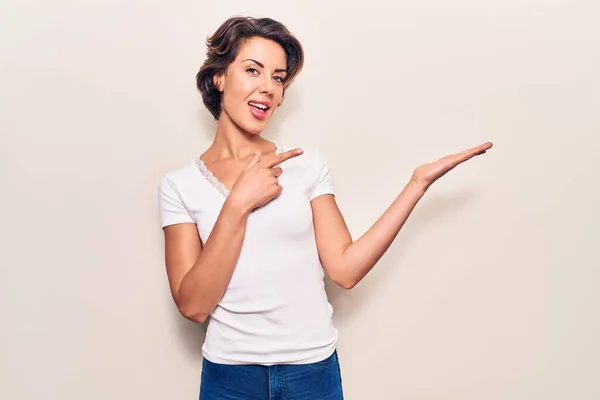 Joven Hermosa Mujer Vestida Con Ropa Casual Sorprendida Sonriendo Cámara —  Fotos de Stock