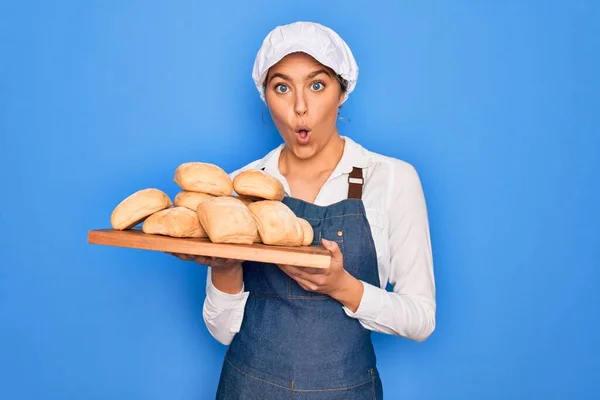 Jong Mooi Blond Bakker Vrouw Met Blauwe Ogen Houden Lade — Stockfoto