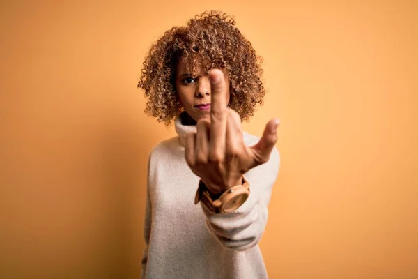 Joven Mujer Afroamericana Hermosa Con Suéter Cuello Alto Sobre Fondo — Foto de Stock