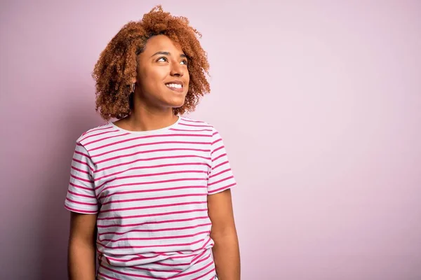 Junge Schöne Afroamerikanische Afrofrau Mit Lockigem Haar Lässig Gestreiftem Shirt — Stockfoto
