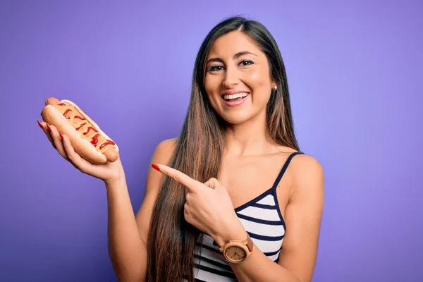 Mujer Joven Comiendo Perrito Caliente Con Ketchup Mostaza Sobre Fondo — Foto de Stock