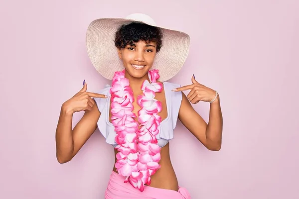 Ung Vacker Afrikansk Turist Kvinna Bär Bikini Och Hawaiian Lei — Stockfoto