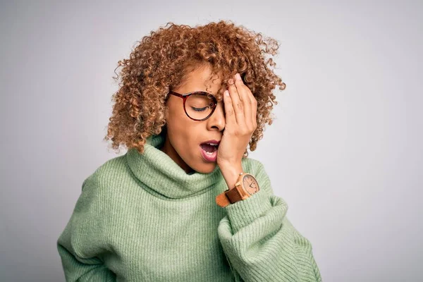 Joven Mujer Afroamericana Hermosa Con Jersey Cuello Alto Gafas Bostezando — Foto de Stock