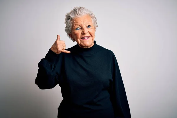 Femeie Frumoasă Vârstă Purtând Pulover Negru Ocazional Stând Fundal Alb — Fotografie, imagine de stoc