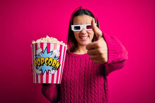 Молодая Красивая Девушка Смотрит Фильм Помощью Очки Едят Коробку Popcorns — стоковое фото