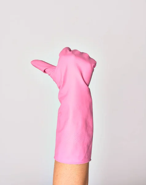 手のCaucasian若いです女性身に着けていますピンククリーニング手袋やりますOkサインアップとともに親指上の隔離された白い背景 — ストック写真
