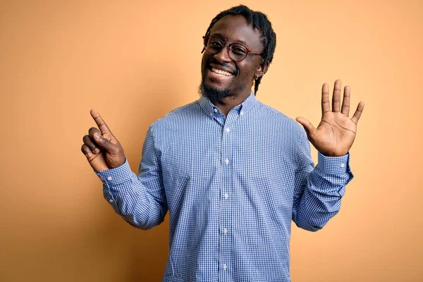 Joven Hombre Afroamericano Guapo Usando Camisa Gafas Sobre Fondo Amarillo — Foto de Stock