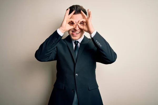 Joven Hombre Negocios Guapo Usando Traje Elegante Corbata Sobre Fondo —  Fotos de Stock