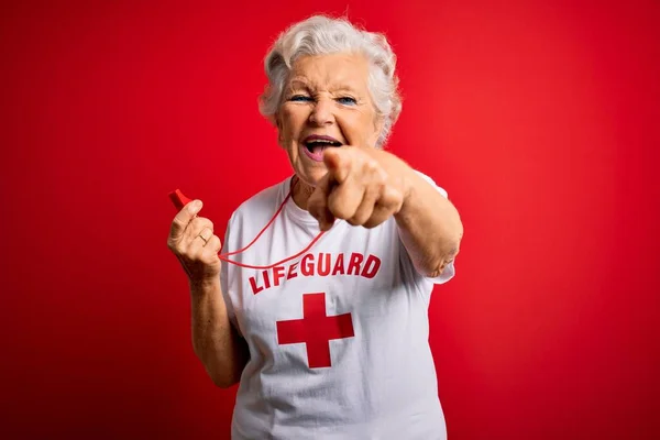 Senior Hermosa Salvavidas Pelo Gris Mujer Usando Camiseta Con Cruz — Foto de Stock
