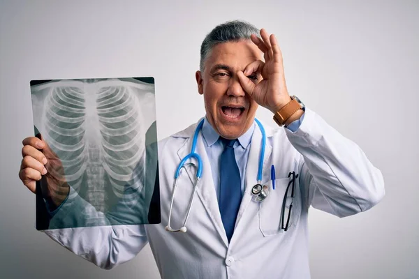 Edad Media Guapo Médico Pelo Gris Hombre Sosteniendo Radiografía Pecho —  Fotos de Stock