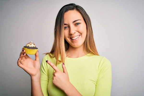 Jeune Belle Femme Aux Yeux Bleus Mangeant Cupcake Chocolat Sucré — Photo