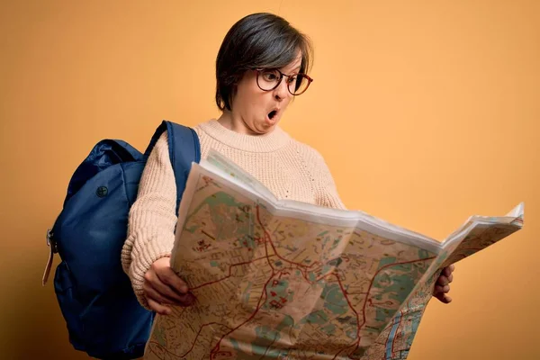 Young Syndrom Turist Kvinna Bär Väska Och Titta Destination Stadskarta — Stockfoto