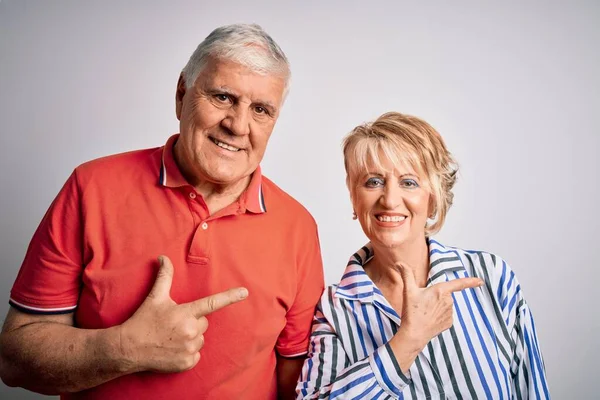Oudere Mooie Paar Staan Samen Geïsoleerde Witte Achtergrond Vrolijk Met — Stockfoto