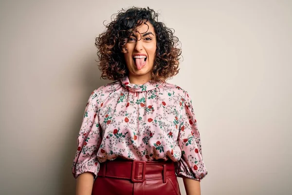 Jovem Bela Mulher Árabe Encaracolado Vestindo Camiseta Floral Sobre Fundo — Fotografia de Stock