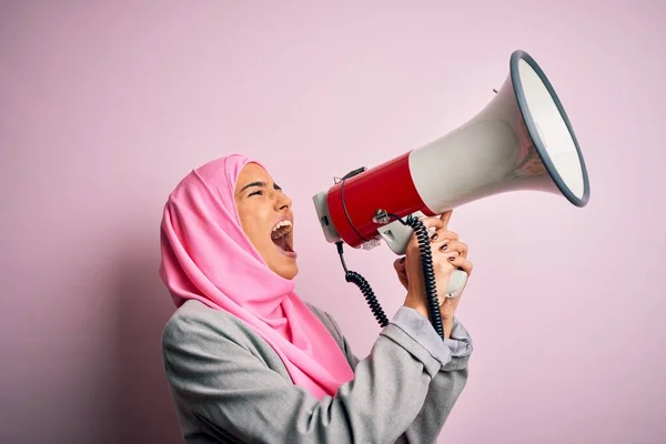 Geschäftsfrau Hijab Schreit Wütend Aus Protest Durch Megafon Aufgeregt Schreien — Stockfoto