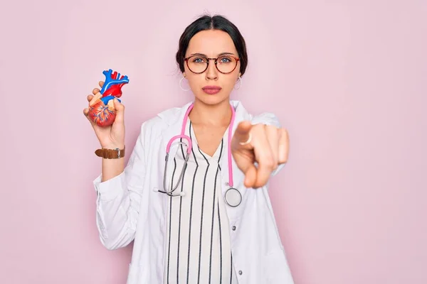 Young Beautiful Cardiologist Woman Blue Eyes Wearing Stethoscope Holding Heart — Stock Photo, Image