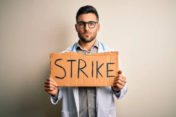 Jovem Bonito Médico Homem Protestando Segurando Papelão Com Mensagem Greve — Fotografia de Stock