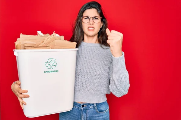 Jovem Mulher Bonita Segurando Reciclagem Papelão Recipiente Reciclagem Para Ambiente — Fotografia de Stock