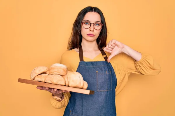 Junge Schöne Bäckerin Mit Blauen Augen Schürze Tablett Mit Brot — Stockfoto