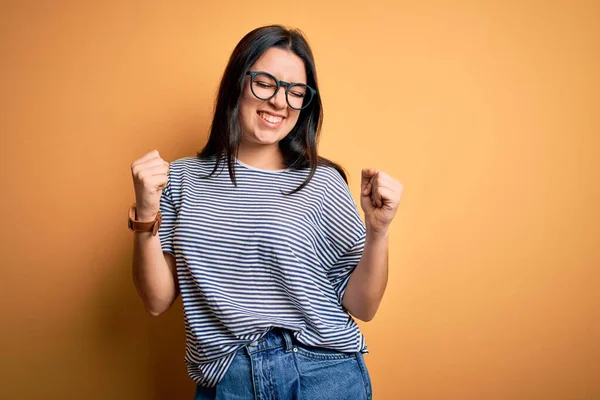 Ung Brunett Kvinna Bär Glasögon Och Marin Shirt Över Gul — Stockfoto