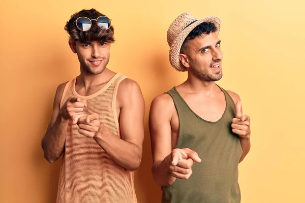 Jovem Gay Casal Vestindo Verão Roupas Apontando Dedos Para Câmara — Fotografia de Stock