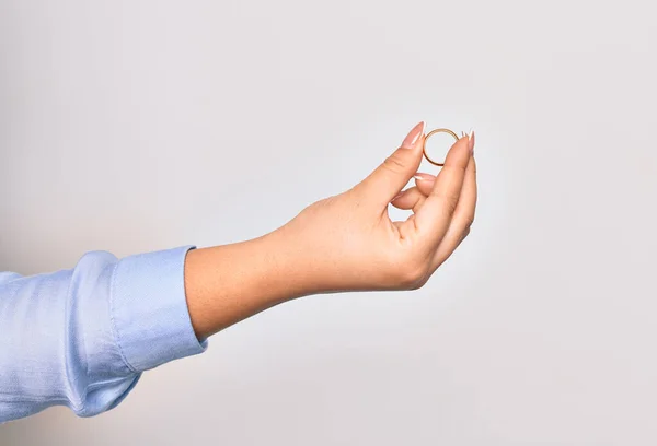 Рука Кавказской Молодой Женщины Золотым Обручальным Кольцом Изолированном Белом Фоне — стоковое фото