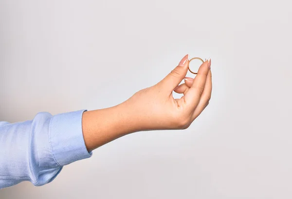 Mano Mujer Joven Caucásica Sosteniendo Anillo Matrimonio Dorado Sobre Fondo — Foto de Stock