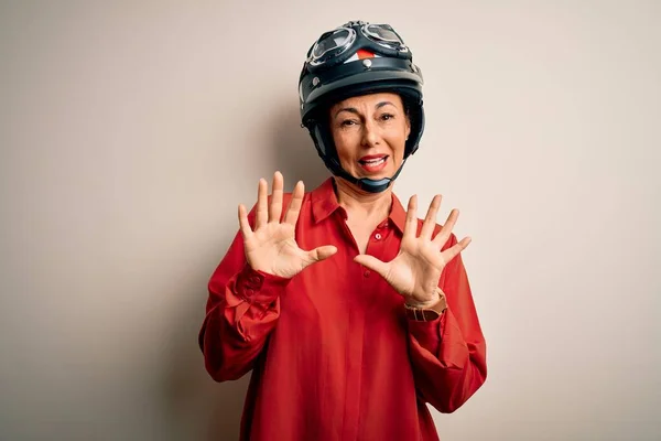 오토바이 헬멧을 중년의 오토바이 운전자 여성은 두려움에 떨면서 멈추고 충격으로 — 스톡 사진
