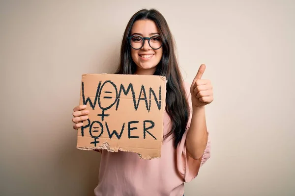 Ung Brunett Kvinna Som Håller Kvinnor Makt Protest Banner Över — Stockfoto