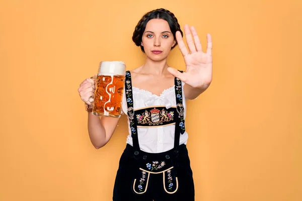 Mooie Duitse Vrouw Met Blauwe Ogen Dragen Traditionele Octoberfest Jurk — Stockfoto