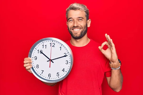 Joven Hombre Guapo Rubio Con Barba Haciendo Cuenta Regresiva Usando — Foto de Stock