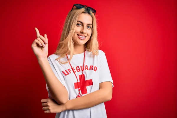 Молодая Красивая Блондинка Спасатель Женщина Футболке Красным Крестом Помощью Свистка — стоковое фото