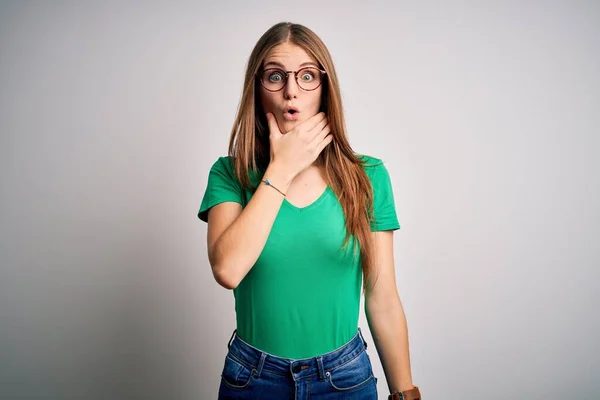 Junge Schöne Rothaarige Frau Trägt Legeres Grünes Shirt Und Brille — Stockfoto