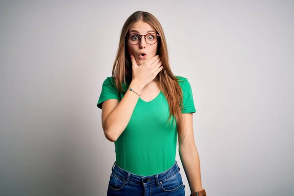 Joven Hermosa Pelirroja Vistiendo Casual Camiseta Verde Gafas Sobre Fondo —  Fotos de Stock