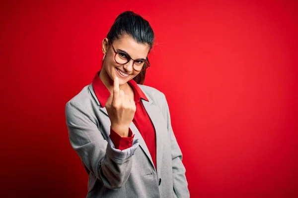 Mladý Krásný Bruneta Businesswoman Nosit Bundu Brýle Přes Červené Pozadí — Stock fotografie