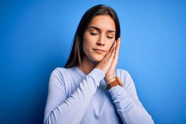 Giovane Bella Donna Bruna Indossa Maglione Casual Piedi Sfondo Blu — Foto Stock