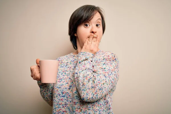 Young Syndrom Kvinna Dricker Kopp Varmt Kaffe Över Isolerad Bakgrund — Stockfoto