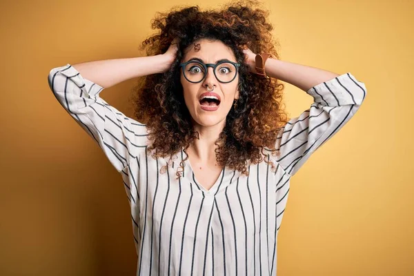 Joven Hermosa Mujer Con Pelo Rizado Piercing Con Camisa Rayas — Foto de Stock