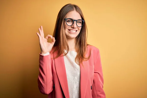 Junge Schöne Rothaarige Frau Trägt Jacke Und Brille Über Isoliertem — Stockfoto