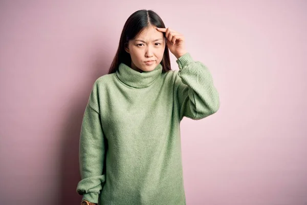 Jonge Mooie Aziatische Vrouw Draagt Groene Winter Trui Roze Gesoldeerde — Stockfoto