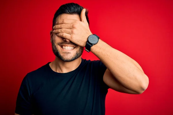 Homem Bonito Jovem Vestindo Camiseta Preta Casual Sobre Fundo Vermelho — Fotografia de Stock