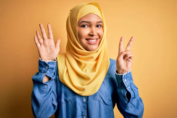 Junge Schöne Frau Mit Lockigem Haar Trägt Traditionellen Arabischen Hijab — Stockfoto