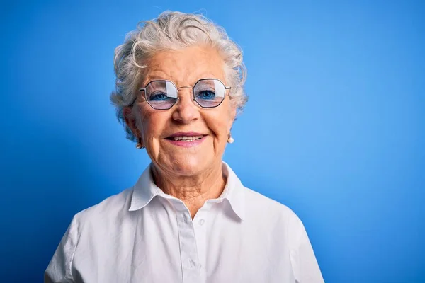 Senior Bela Mulher Vestindo Camisa Elegante Óculos Sobre Fundo Azul — Fotografia de Stock