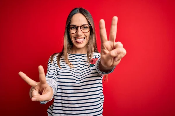 Mulher Loira Bonita Nova Com Olhos Azuis Usando Óculos Sobre — Fotografia de Stock