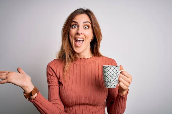 Jovem Bela Mulher Morena Bebendo Xícara Café Sobre Fundo Branco — Fotografia de Stock